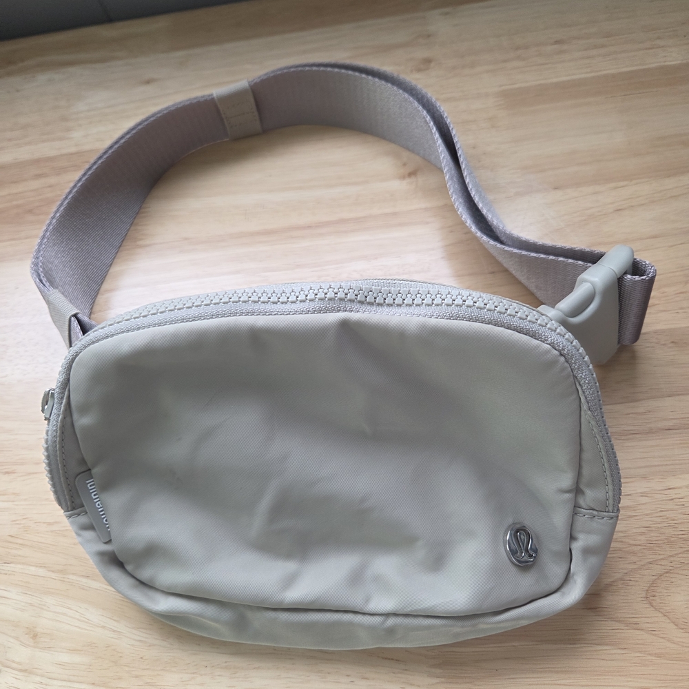 Lululemon Everywhere Belt Bag Silver Drop - Picture 13 of 13